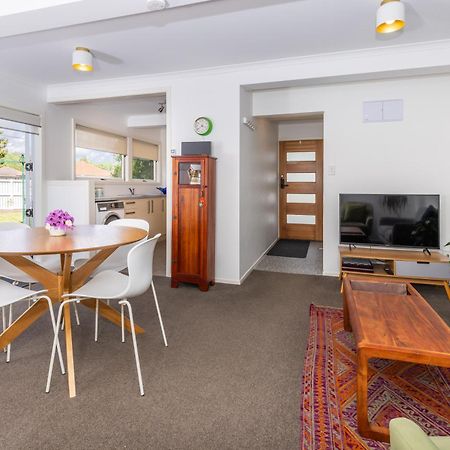 2 Bedroom Home Away From Home Near Cbd & Private Parking Hamilton Buitenkant foto