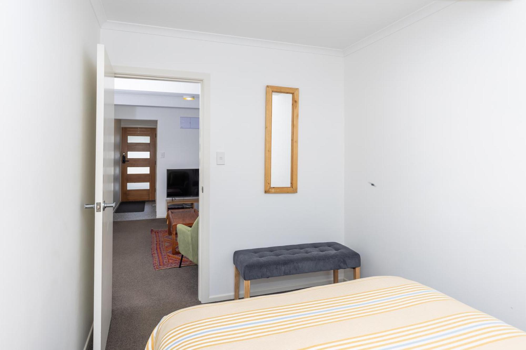 2 Bedroom Home Away From Home Near Cbd & Private Parking Hamilton Buitenkant foto
