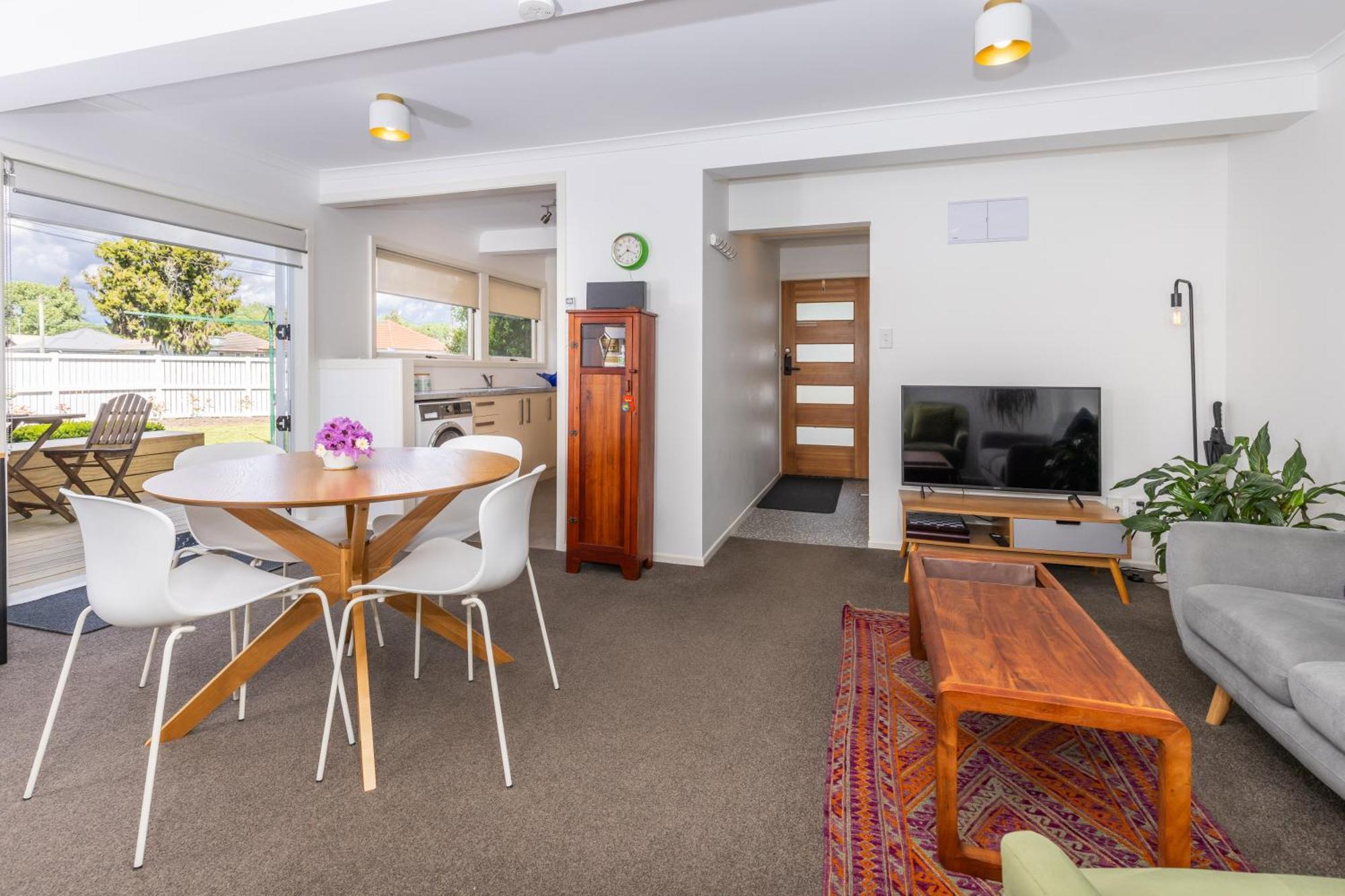 2 Bedroom Home Away From Home Near Cbd & Private Parking Hamilton Buitenkant foto