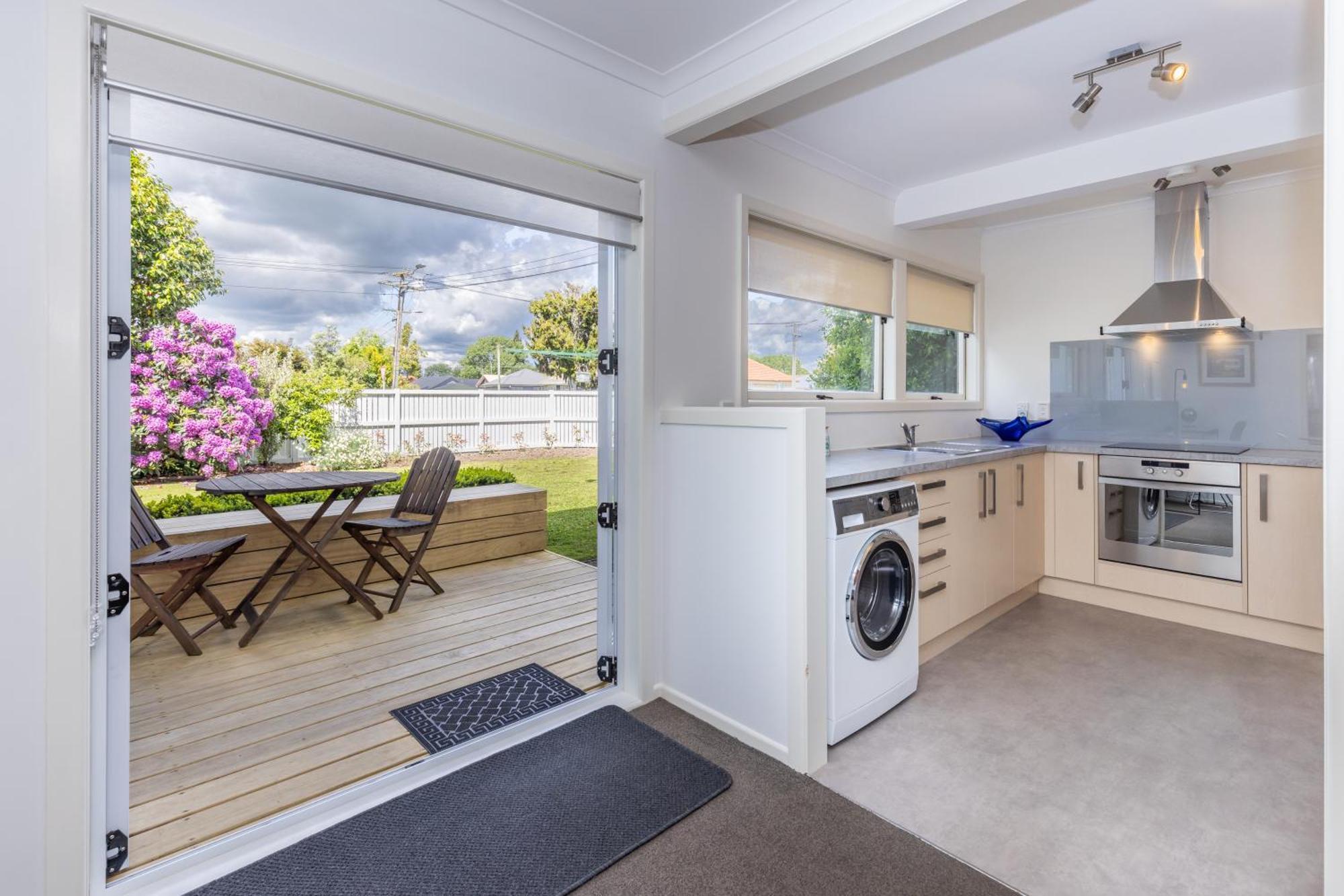 2 Bedroom Home Away From Home Near Cbd & Private Parking Hamilton Buitenkant foto