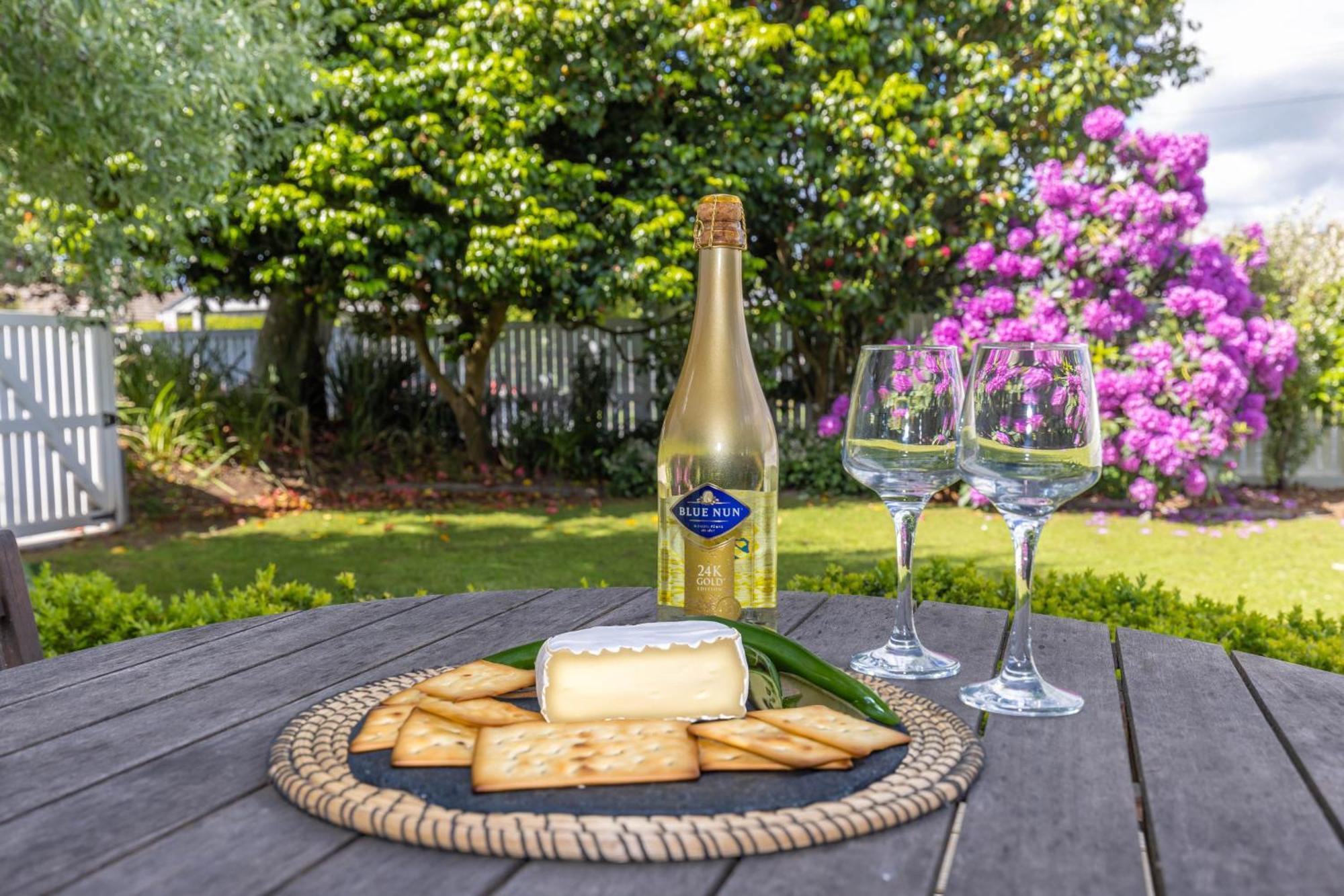 2 Bedroom Home Away From Home Near Cbd & Private Parking Hamilton Buitenkant foto